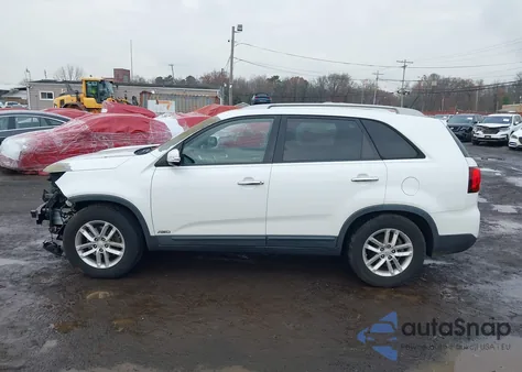 2015 Kia Sorento Lx z USA, uszkodzony, nr VIN 5XYKTCA67FG560895